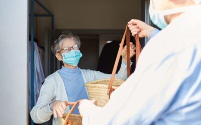 Six Ways Your Mom Can Stay Close to People Who Cannot Visit During the Pandemic